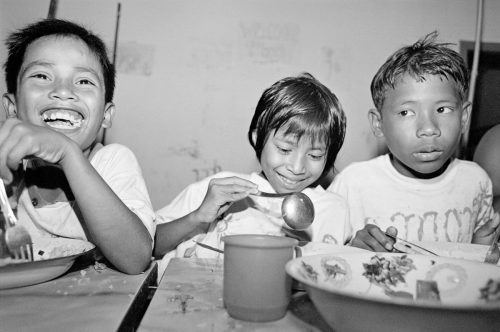 Geschwister im Kinderheim, Neak Leung 1998